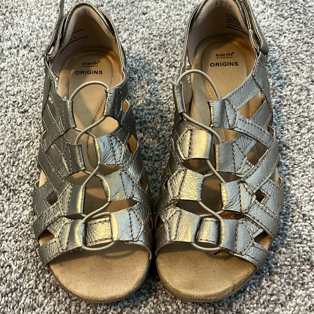 Earth Origins Gladiator Bridget Platinum Leather Sandal Size 9